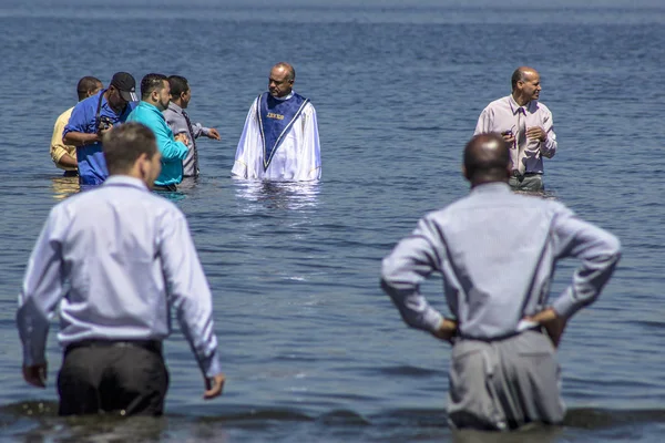 圣保罗 2013年11月15日 福音浸信会教会忠实的洗礼仪式 在圣保罗南部 Guarapiranga 大坝的河岸上做溶胶公园 — 图库照片