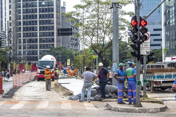 Sao Paulo Brazílie Únor 2016 Dělníci Staveniště Bus Lane Ulici — Stock fotografie