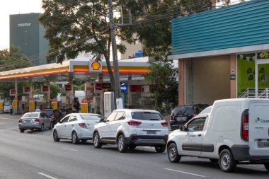 Sao Paulo, Sp, Brezilya. 29 Mayıs 2018. İnsanlar sıra dokuz gün artan yakıt maliyetleri Brezilya'da protesto etmek için kamyoncular grevi, Sao Paulo, bir benzin istasyonunda yakıt için.