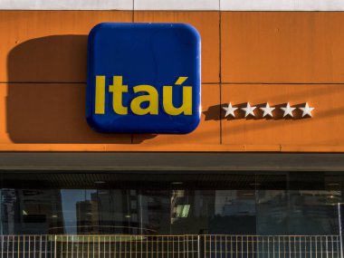 Sao Paulo, Brezilya, 12 Haziran 2018. Bir ajansı Itau banka, içinde Güney Bölge Sao Paulo logosu ile cephe detay