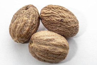 Küçük Hindistan cevizi baharat beyaz arka plan üzerinde izole