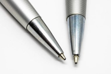 Beyaz arka planda metal kalem Detayı