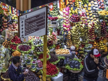 Sao Paulo, Brezilya, 16 Haziran 2018. Sao Paulo, Brezilya şehir merkezinde Belediye Market meyve satın insanlar.