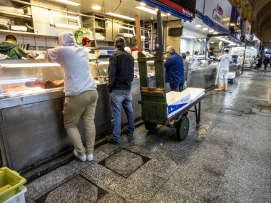 Sao Paulo, Brezilya, 16 Haziran 2018. İnsanlar satın alma balık ve et Municipal Market şehir Sao Paulo, Brezilya.