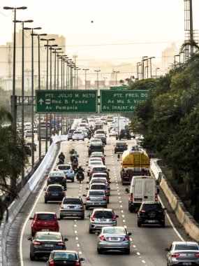 Sao Paulo, Brezilya, Haziran, 19, 2018. Batı bölgesi Sao Paulo şehrinde marjinal Tiete karayolu üzerinde trafik görünümü