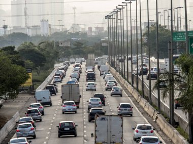 Sao Paulo, Brezilya, Haziran, 19, 2018. Batı bölgesi Sao Paulo şehrinde marjinal Tiete karayolu üzerinde trafik görünümü