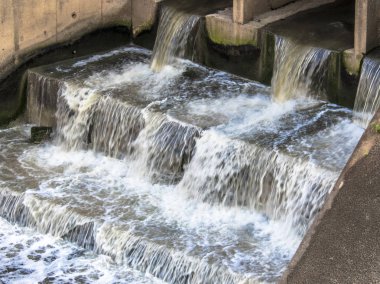 Tiete nehir ve kirli Pedras akarsu nehir nehir Batı bölgesi Sao Paulo şehrinde istinat duvarı