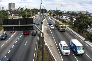 Sao Paulo, Brezilya, Haziran, 19, 2018. Batı bölgesi Sao Paulo şehrinde marjinal Tiete karayolu üzerinde trafik görünümü