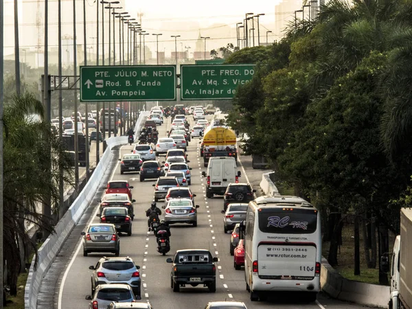 サンパウロ ブラジル 2018 限界ティエテ高速道路 西ゾーンのサンパウロ市のトラフィックの表示 — ストック写真