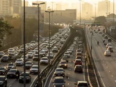 Sao Paulo, Sp, Brezilya, 26 Haziran 2018. Bağlantıda Doğu-Batı, radyal Leste Avenue, sabah gün, Sao Paulo şehir merkezindeki yoğun trafik.