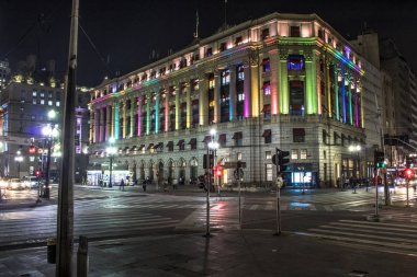 Sao Paulo, Brezilya, 28 Haziran 2018. Viyadük çay ve Sao Paulo, Brezilya için gece, alışveriş merkezi ışığın cephe. Viaduto Cha Sao Paulo'daki en ünlü viyadük biridir