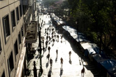 Sao Paulo, Brezilya, 29 Haziran 2018. Sao Paulo, Brezilya için genel Carneiro cadde boyunca insanlar yürümek.
