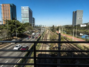 Sao Paulo, Brezilya, 29 Haziran 2018. Araç trafik ve Cptm, marjinal Pinheiros ve Birleşmiş Milletler Avenue, Itaim Bibi bölgesinin güneyinde Sao Paulo yükseklikte Tren.