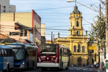 Sao Paulo, Brezilya, 02 Temmuz 2018. 13. Mayıs Meydanı, önünde Kilisesi Santo Amaro, Sao Paulo Güney Bölge araçlarda transit