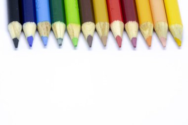 Beyaz arka planda renkli kalemler