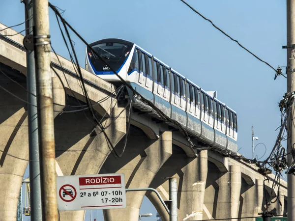 サンパウロ ブラジル 2018 モノレールの列車はサンパウロの東地域における鉄道桁の移動します — ストック写真