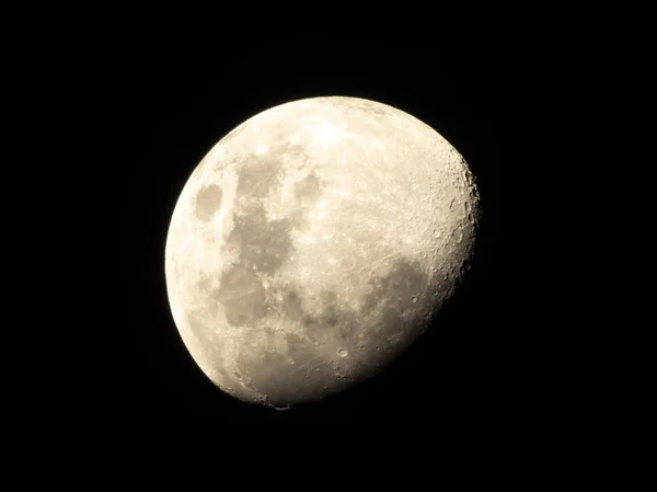 月亮在它的途中在晴朗的天空中间 — 图库照片