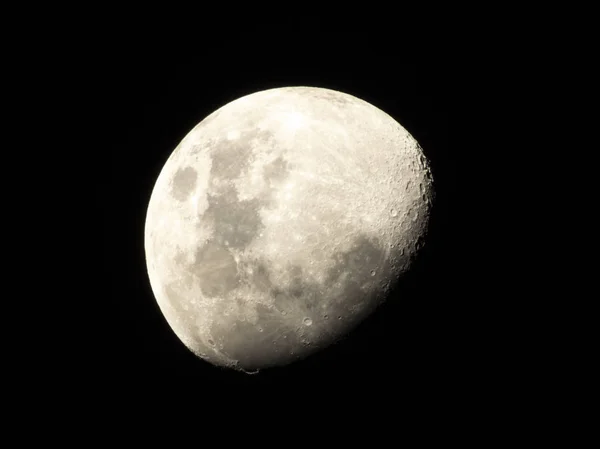 Μισό Φεγγάρι Σελήνη Σελήνη Στη Μέση Δρόμο Καθαρό Ουρανό — Φωτογραφία Αρχείου
