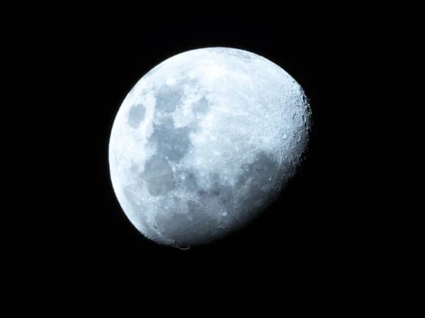 Yarım ay, Crescent moon, Berrak gökyüzü yol ortasında gibbous ay.