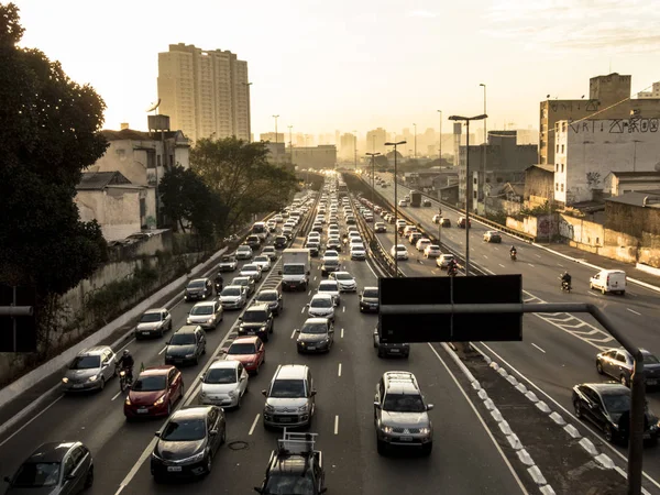 圣保罗 2018年6月26日 在圣保罗市中心的清晨 在东西方连接 放射状的东帝汶大道上交通繁忙 — 图库照片