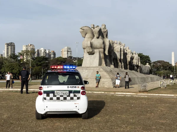 サンパウロ ブラジル 2018 首都圏の市民警察の職員が南のサンパウロのイビラプエラ公園内のフラグに記念碑をガードします — ストック写真
