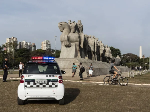 サンパウロ ブラジル 2018 首都圏の市民警察の職員が南のサンパウロのイビラプエラ公園内のフラグに記念碑をガードします — ストック写真