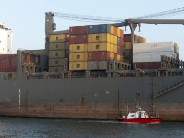 Santos, Sao Paulo, Brezilya, 19 Temmuz 2018. Kargo gemi yelken bir sis Santos bağlantı noktası kanalından