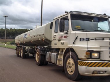 Piracicaba, Sao Paulo, Brezilya. 16 Mart 2005. Etanol fuel.on yolun taşıma kamyonu