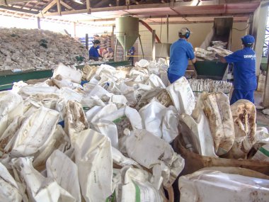 Sao Paulo, Brezilya, 06 Temmuz 2007: İşçi plastik ambalaj ayrılması Sao Paulo bir endüstri olarak yapmak.