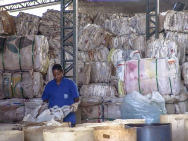Sao Paulo, Brezilya, 06 Temmuz 2007: İşçi plastik ambalaj ayrılması Sao Paulo bir endüstri olarak yapmak.