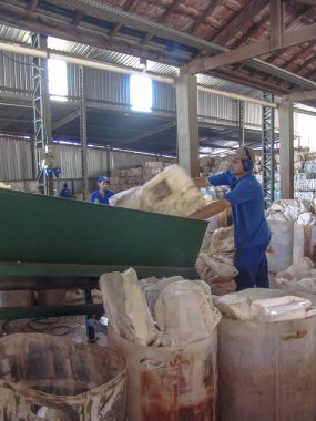 Sao Paulo, Brezilya, 06 Temmuz 2007: İşçi plastik ambalaj ayrılması Sao Paulo bir endüstri olarak yapmak.