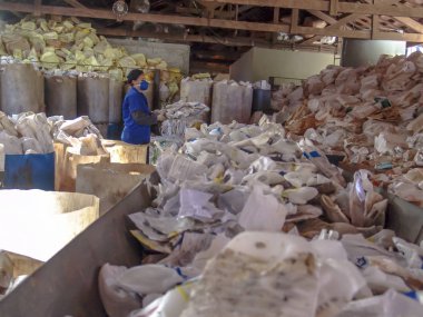Sao Paulo, Brezilya, 06 Temmuz 2007: İşçi plastik ambalaj ayrılması Sao Paulo bir endüstri olarak yapmak.