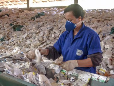 Sao Paulo, Brezilya, 06 Temmuz 2007: İşçi plastik ambalaj ayrılması Sao Paulo bir endüstri olarak yapmak.