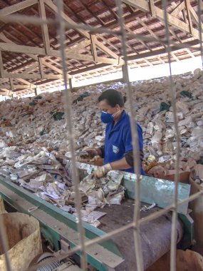 Sao Paulo, Brezilya, 06 Temmuz 2007: İşçi plastik ambalaj ayrılması Sao Paulo bir endüstri olarak yapmak.