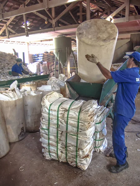 Sao Paulo, Brezilya, 06 Temmuz 2007: İşçi plastik ambalaj ayrılması Sao Paulo bir endüstri olarak yapmak.