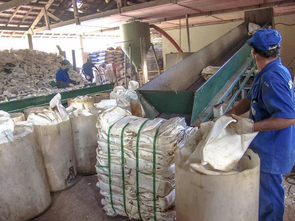 Sao Paulo, Brezilya, 06 Temmuz 2007: İşçi plastik ambalaj ayrılması Sao Paulo bir endüstri olarak yapmak.