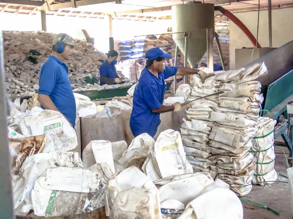 Sao Paulo, Brezilya, 06 Temmuz 2007: İşçi plastik ambalaj ayrılması Sao Paulo bir endüstri olarak yapmak.