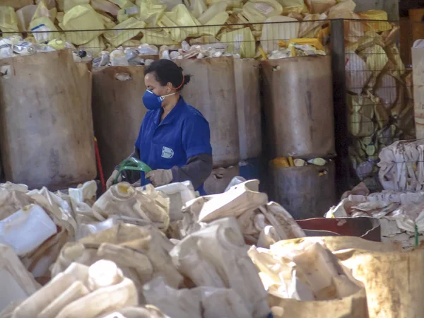 Sao Paulo, Brezilya, 06 Temmuz 2007: İşçi plastik ambalaj ayrılması Sao Paulo bir endüstri olarak yapmak.