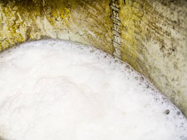 süt bir kova ile miktar ölçüm