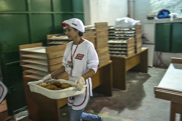 บราซ เซาเปาล งหาคม 2007 กงานในการท าอาหารในงานเล ยงของเลด ในละแวกบ าในเซาเปาโล — ภาพถ่ายสต็อก