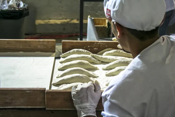 Brezilya, Saopaulo, Ağustos 26, 2007: Our Lady Achiropita Bixiga Sao Paulo Mahallesi'nde bayram yemeklerinde işçi