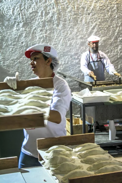 Brezilya, Saopaulo, Ağustos 26, 2007: Our Lady Achiropita Bixiga Sao Paulo Mahallesi'nde bayram yemeklerinde işçi