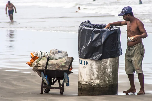 Sao Paulo Brazylia Grudnia 2009 Człowiek Szuka Puszek Aluminiowych Recyklingu — Zdjęcie stockowe
