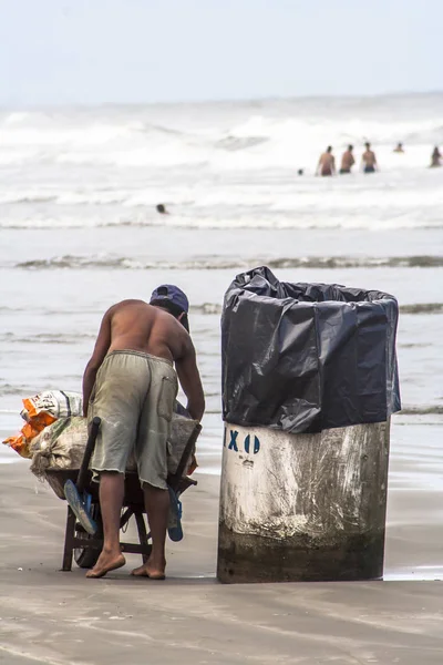 Sao Paulo Brazylia Grudnia 2009 Człowiek Szuka Puszek Aluminiowych Recyklingu — Zdjęcie stockowe