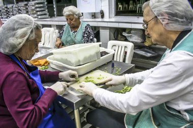 Sao Paulo, Brezilya, 31 Ağustos 2007: Sao Paulo Bixiga mahallede Our Lady Achiropita şöleninde kadın yemek