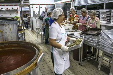 Sao Paulo, Brezilya, 31 Ağustos 2007: Sao Paulo Bixiga mahallede Our Lady Achiropita şöleninde kadın yemek
