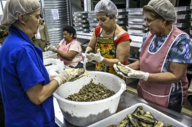 Sao Paulo, Brezilya, 31 Ağustos 2007: Sao Paulo Bixiga mahallede Our Lady Achiropita şöleninde kadın yemek