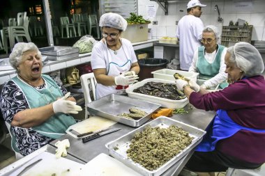 Sao Paulo, Brezilya, 31 Ağustos 2007: Sao Paulo Bixiga mahallede Our Lady Achiropita şöleninde kadın yemek