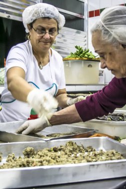 Sao Paulo, Brezilya, 31 Ağustos 2007: Sao Paulo Bixiga mahallede Our Lady Achiropita şöleninde kadın yemek
