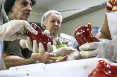 Sao Paulo, Brezilya, 31 Ağustos 2007: Sao Paulo Bixiga mahallede Our Lady Achiropita şöleninde kadın yemek